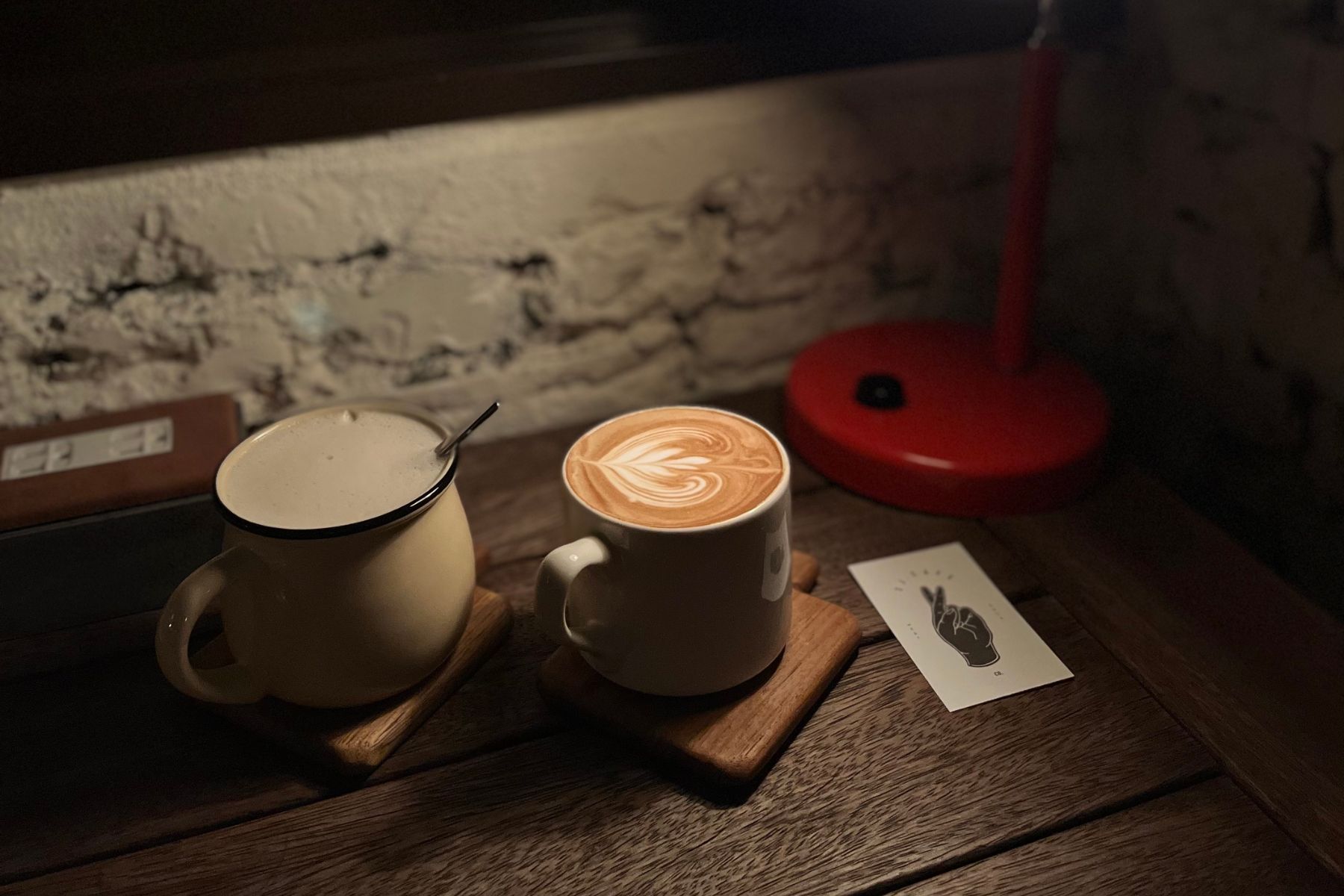 2J CAFE 飲品(左: 焙拿鐵茶/ 右: 咖啡拿鐵)